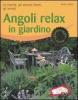 Angoli relax in giardino. Le piante, gli arbusti fioriti, gli arredi