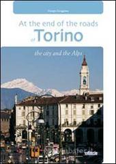 In fondo alle vie di Torino. La citt� e le Alpi. Con gadget. Ediz. inglese