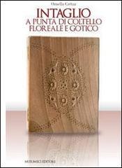 Intaglio a punta di coltello, floreale e gotico