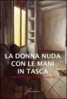 La donna nuda con le mani in tasca