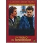 Un uomo in ginocchio