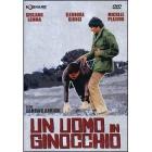 Un uomo in ginocchio